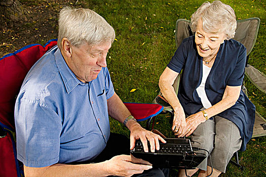 长者,坐,女人,一起,笔记本电脑,艾伯塔省,加拿大