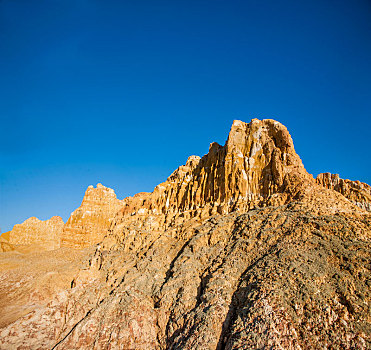 新疆布尔津县五彩滩金色的砂砾岩