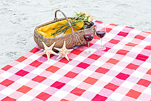 野餐篮,玻璃杯,红酒,海星,毯子