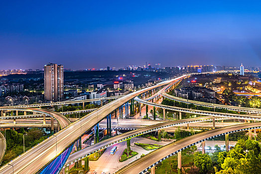 中国江苏南京的立交桥城市建筑夜景