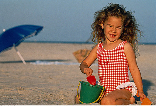 女孩,肖像,泳衣,玩,桶,铲,海滩