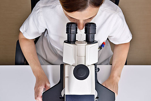 女性,科学家,显微镜,实验室,英国,欧洲