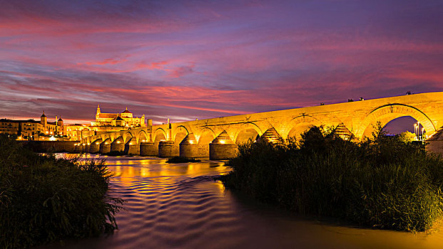 光亮,罗马桥,上方,瓜达尔基维尔河,后面,科多巴,黃昏,安达卢西亚,西班牙,欧洲