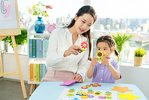 年輕女老師給小朋友上手工課