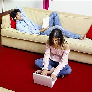 男孩,米色,沙发,读,小说,女孩,使用笔记本,电脑,坐,交叉,红地毯