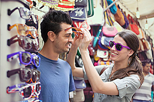 年轻,情侣,试穿,墨镜,市场,佛罗伦萨,托斯卡纳,意大利