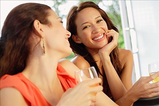 两个女人,葡萄酒,玻璃杯,一个,看镜头,微笑
