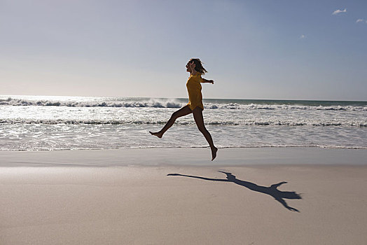 女人,跳跃,海滩,靠近,海岸
