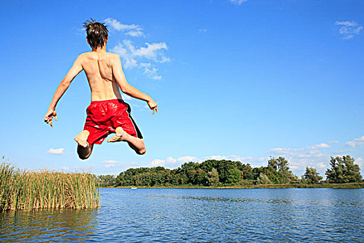 男孩,跳跃,湖,波美拉尼亚,德国,欧洲