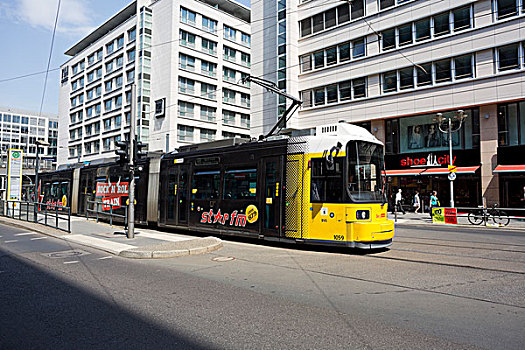 德国柏林路上的巴士