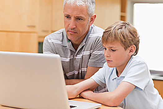 男孩,父亲,笔记本电脑