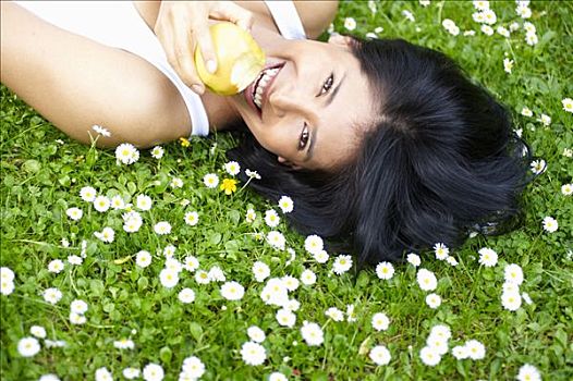 女人,吃,苹果,雏菊