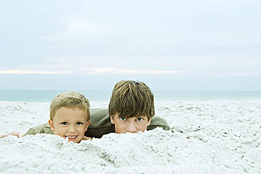 两个,兄弟,躺着,海滩,一起,看镜头,微笑,头像