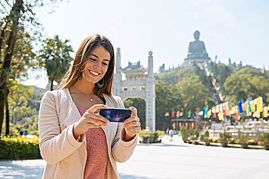 美女,游客,察看,智能手机,照片,正面,天坛大佛,寺院,大屿山,香港,中国