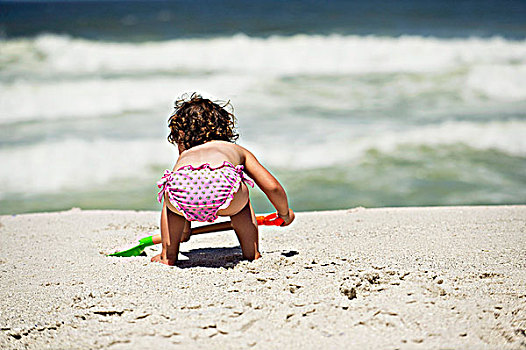 后视图,女孩,挖,沙子,铲,海滩
