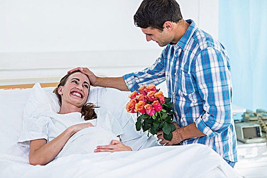 男人,给,花,孕妇,医院,卧,床上