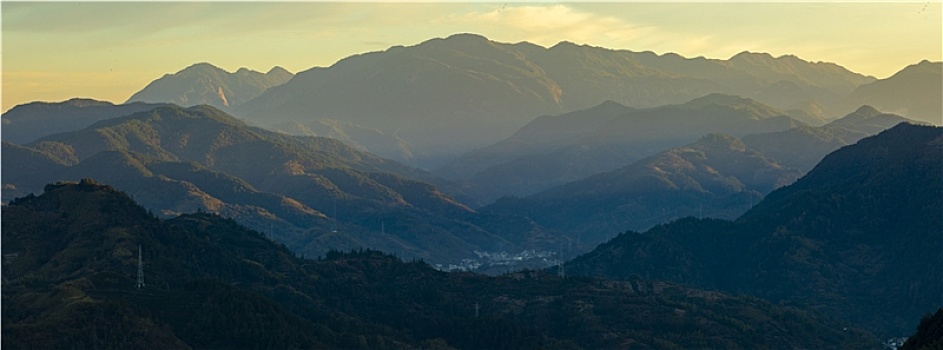 宽幅群山山峦山谷村落航拍