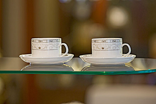 玻璃板上有两个茶杯twoteacupsonaglassplate