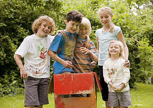 微笑,孩子,遮盖,水彩,涂绘,花园,两个,站立,纸箱