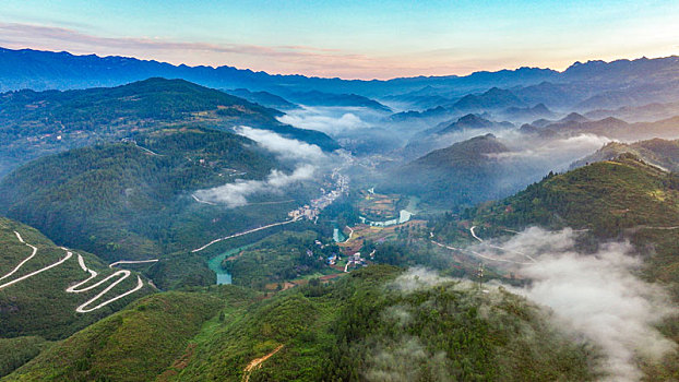 重庆酉阳,秋后山岚扮靓乡村