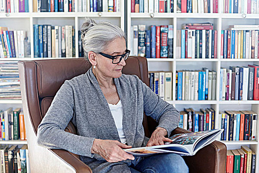 老年,女人,坐,椅子,图书馆,读,书本