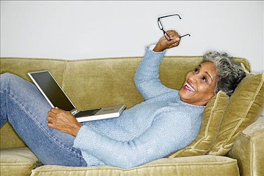 老年,女人,躺着,沙发,笔记本电脑