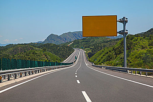 平坦干净的高速公路