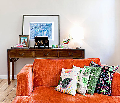 橙色,沙发,图案,散落,垫子,正面,台灯,老式,桌子