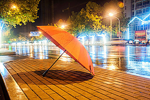 夜晚城市路边的一把伞