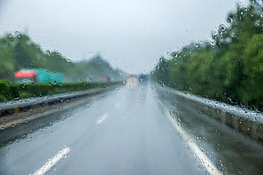 重庆至长沙在雨中g83高速公路
