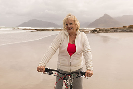 老年,女人,骑自行车,海滩