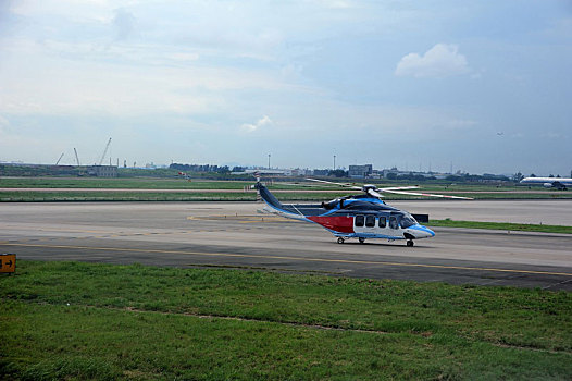 停机坪上的直升机