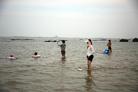 山东省日照市,千人赶海场面壮观,暑期旅游持续火爆