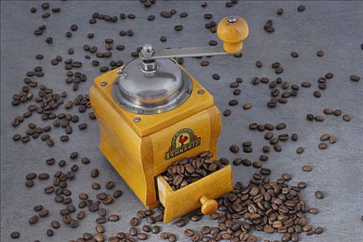 老式,木质,咖啡研磨机,围绕,许多,散开,咖啡豆,石头,表面