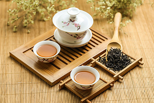 茶具放在竹簾上