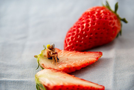 放在水果草莓上的情人