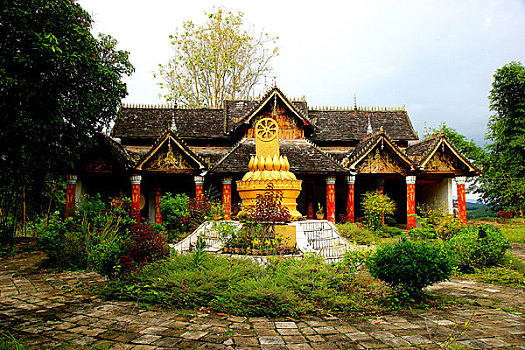 云南西双版纳曼飞龙塔寺院