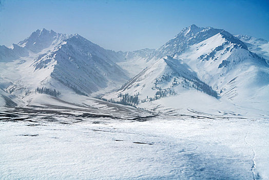 冬季草原雪山