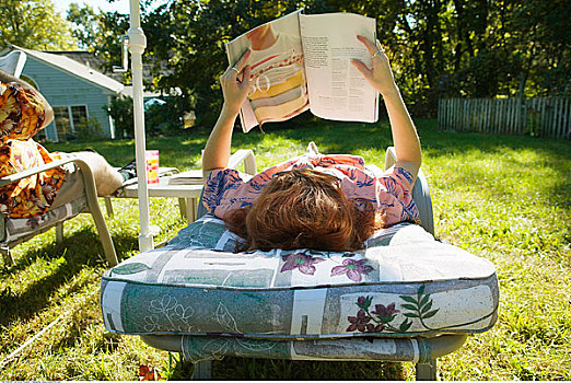 女人,读,杂志,庭院椅