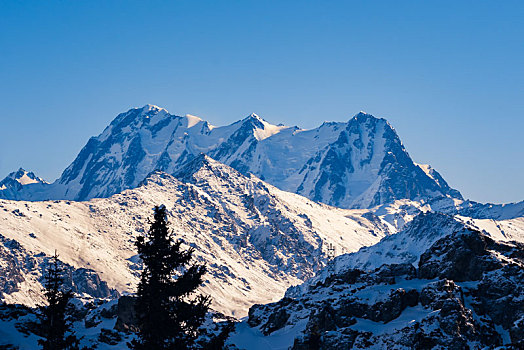 冬季的天山天池,纯净梦幻的冰雪世界