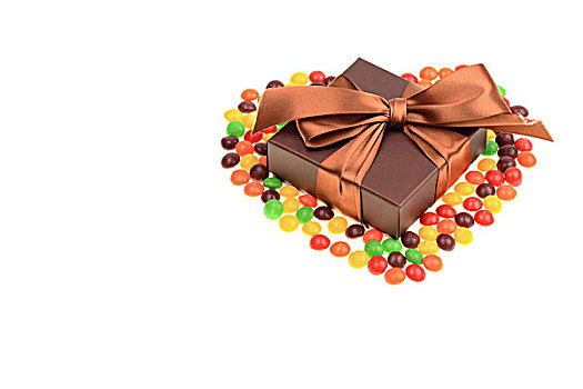 心形的巧克力和彩色巧克力豆