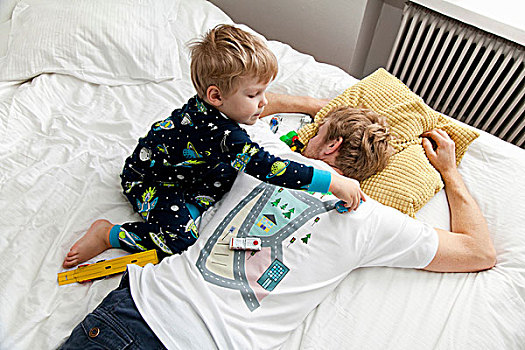 男孩,玩,玩具车,躺着,父亲,t恤,床上
