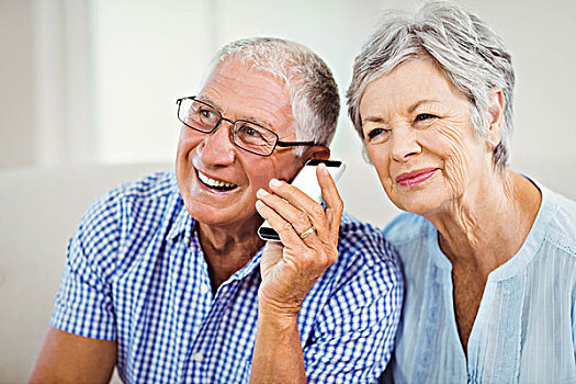 老年,夫妻,交谈,手机,微笑