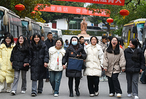 重庆酉阳,2059名少数民族学子自信迎春考