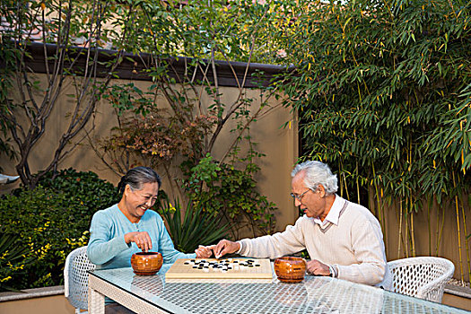 老夫妻在庭院里下棋