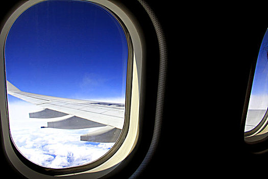 飞机窗户机翼白色云层天际线