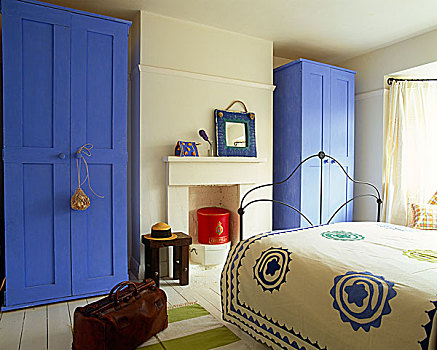 铁,双人床,面对,一对,蓝色,涂绘,衣柜,壁炉,乡村风格,卧室