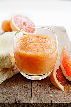玻璃杯,粉红葡萄柚,橙汁