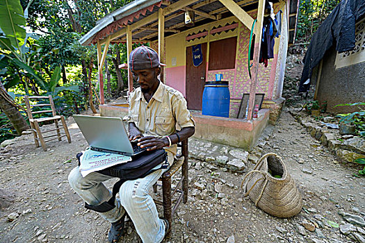 男人,34岁,坐,正面,房子,笔记本电脑,海地,北美