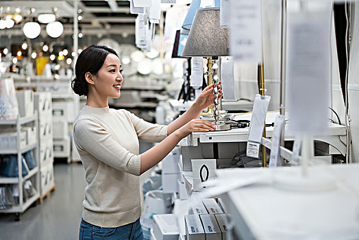 年轻女子选购家居用品